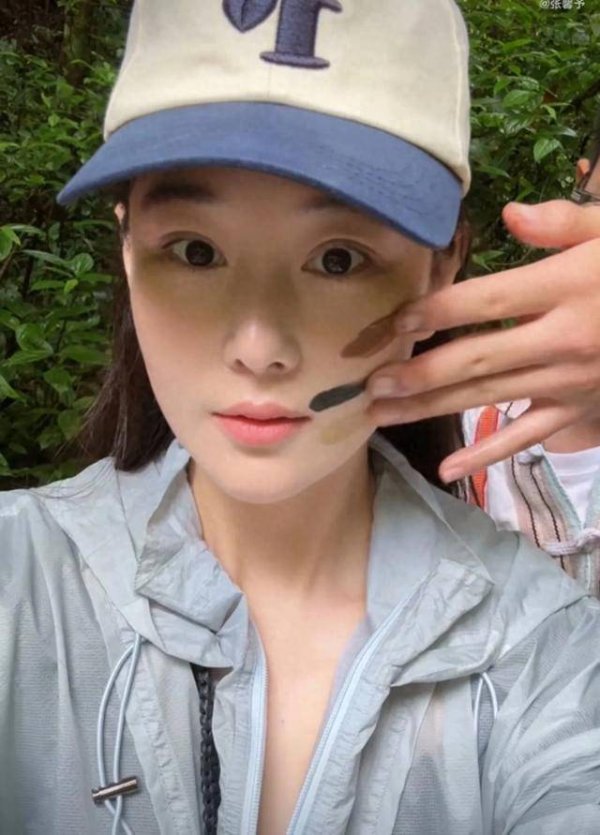 个人配资炒股配资 张馨予西双版纳雨林徒手抓虫生吃蚂蚁，网友：太生猛！